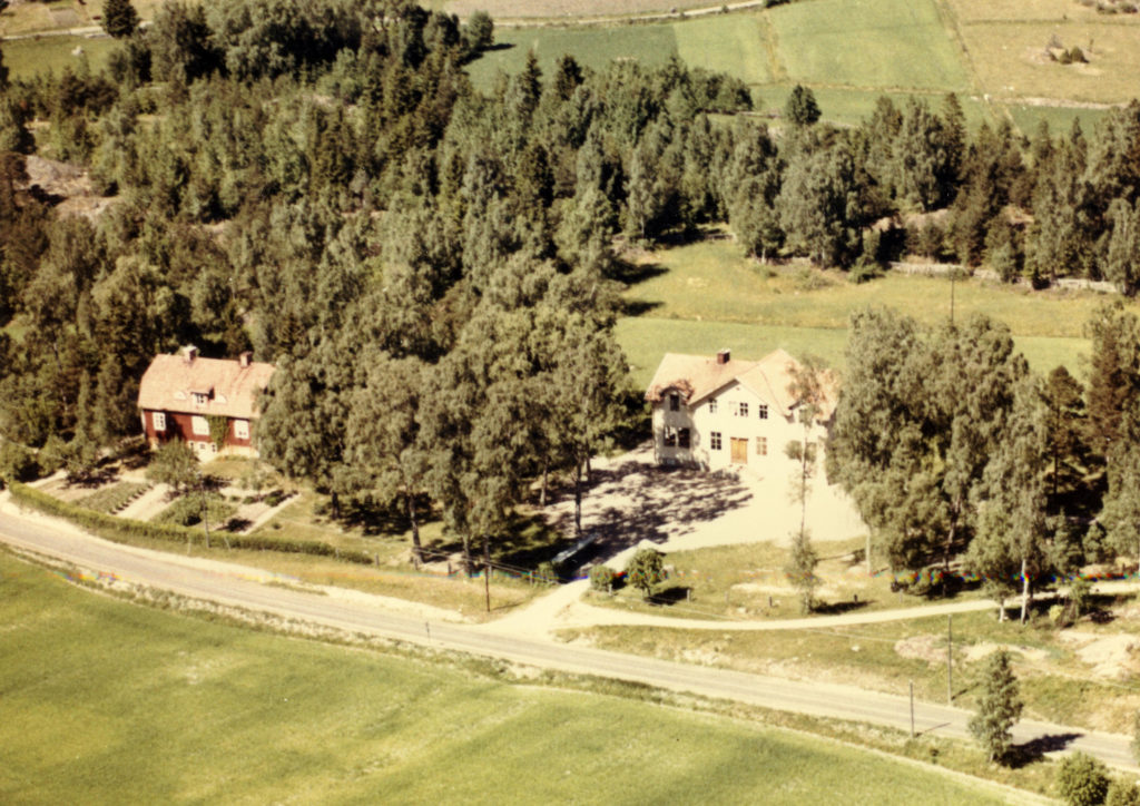 156. Flygfoto över skolan och lärarbostaden 1961. 
Ur familjen Börjemalms arkiv.