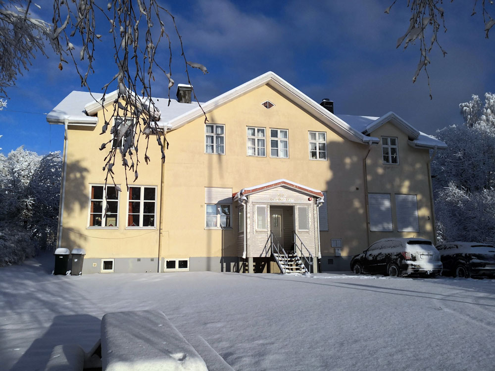 Bergby Skolas bygdegård i vinterskrud