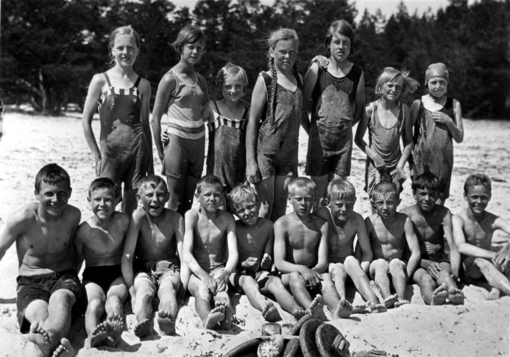 018. Simkurs utflykt till Kvarnstrand 1930. Ur familjen Börjemalms arkiv.
© familjen Börjemalm.