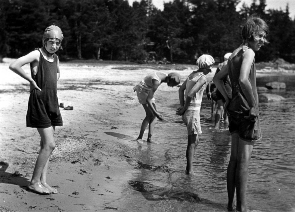 019. Simkurs utflykt till Kvarnstrand 1930. Ur familjen Börjemalms arkiv.
© familjen Börjemalm.