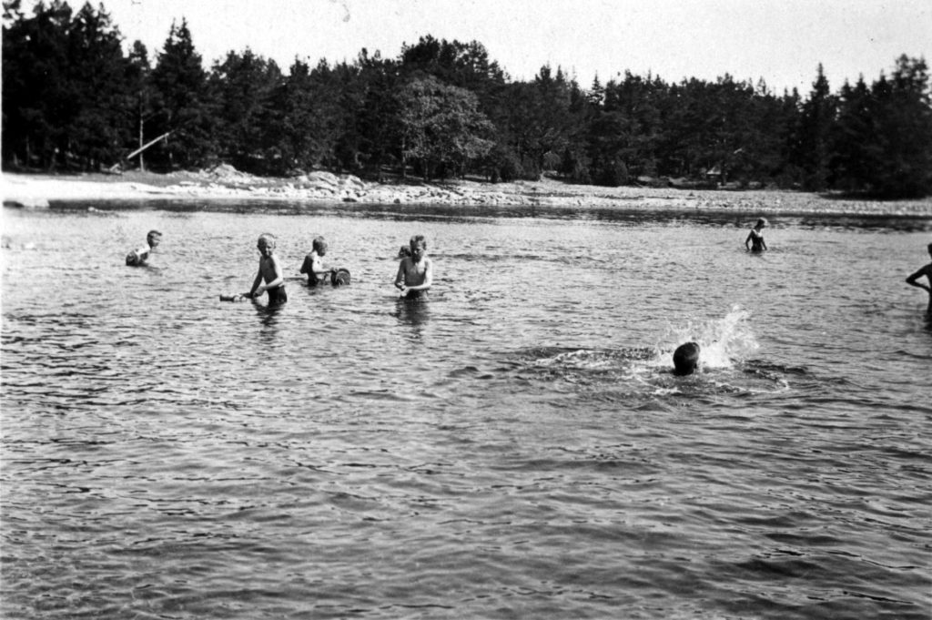 020. Simkurs utflykt till Kvarnstrand 1930. Ur familjen Börjemalms arkiv.
© familjen Börjemalm.