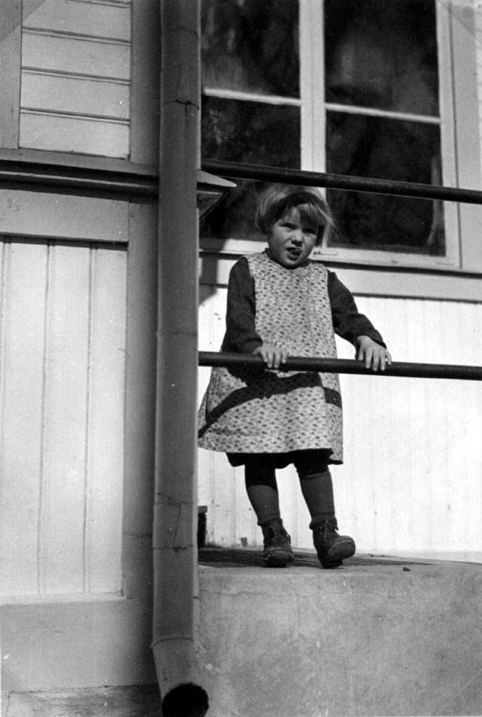 031. Skolvaktmästare Amanda (Mandis) Janssons dotter Märta 1933. Ur familjen Börjemalms arkiv.
© familjen Börjemalm.