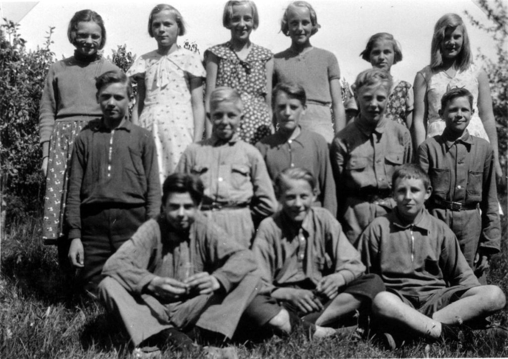 033. Skolbarn 1933. Ur familjen Börjemalms arkiv.
© familjen Börjemalm.