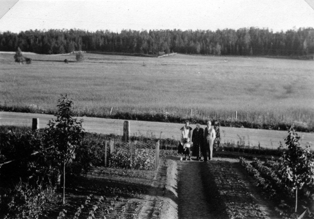 038. Utsikt från lärarbostaden 1936. Ur familjen Börjemalms arkiv.
© familjen Börjemalm.