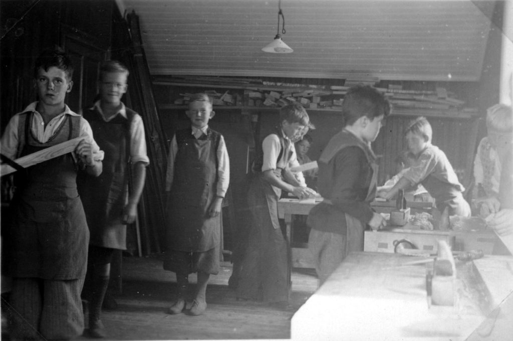 042. Slöjdlektion 1937. Ur familjen Börjemalms arkiv.
© familjen Börjemalm.