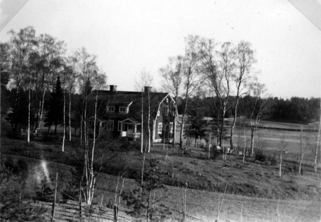 046. Lärarbostaden 1942.  
Ur familjen Börjemalms arkiv.
© familjen Börjemalm.