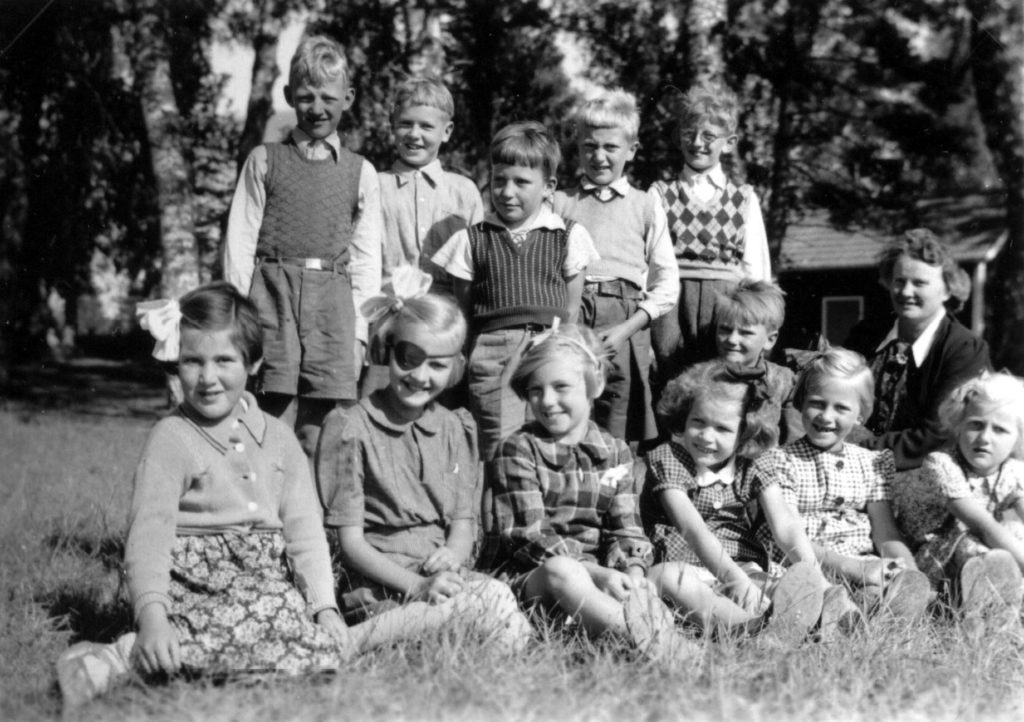 047. Klass 1-2 hösten 1942. Lärare Maja Fogelin. Ur familjen Börjemalms arkiv.
© familjen Börjemalm.