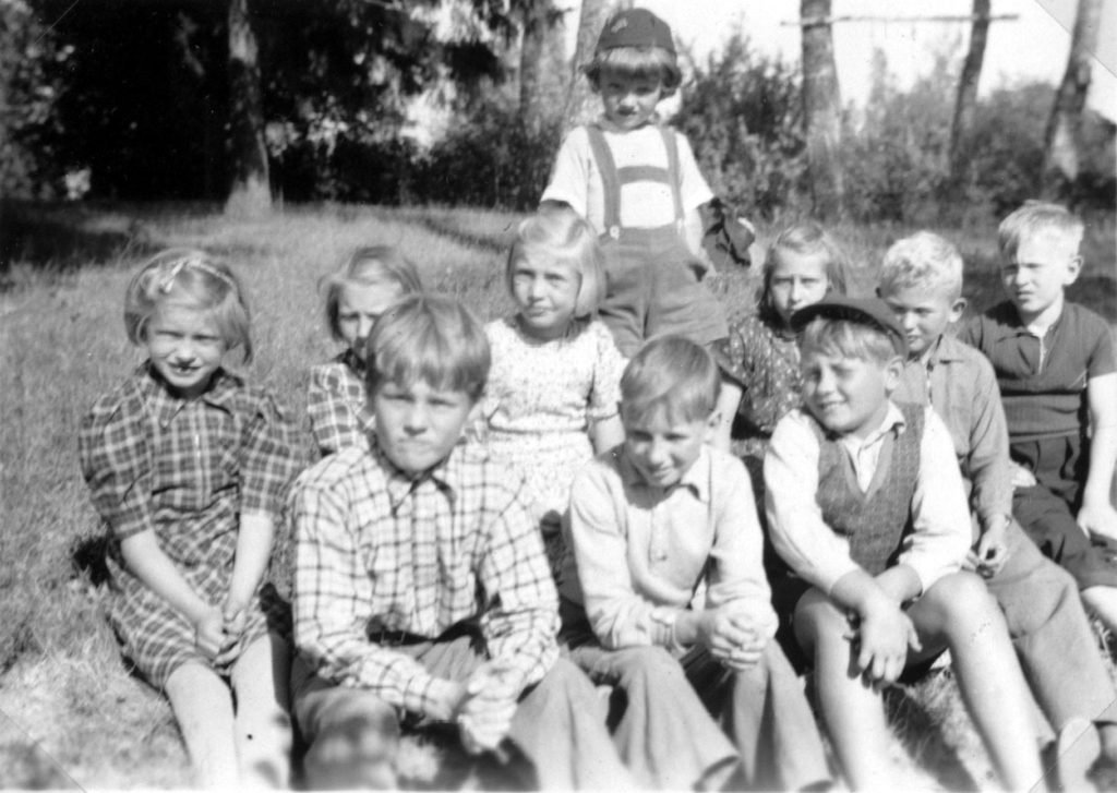 048. Skolbarn 1942. 3:e och 4:e klass. Ur familjen Börjemalms arkiv.
© familjen Börjemalm.