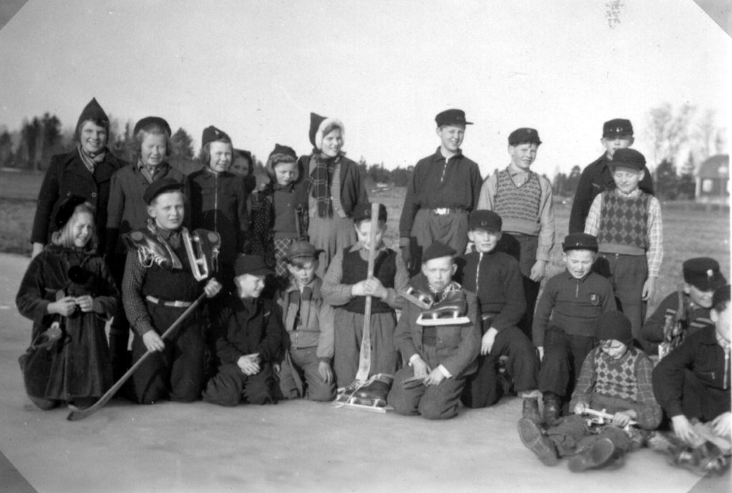 049. Skridskoåkning på Västersjön 1943. Ur familjen Börjemalms arkiv.
© familjen Börjemalm.