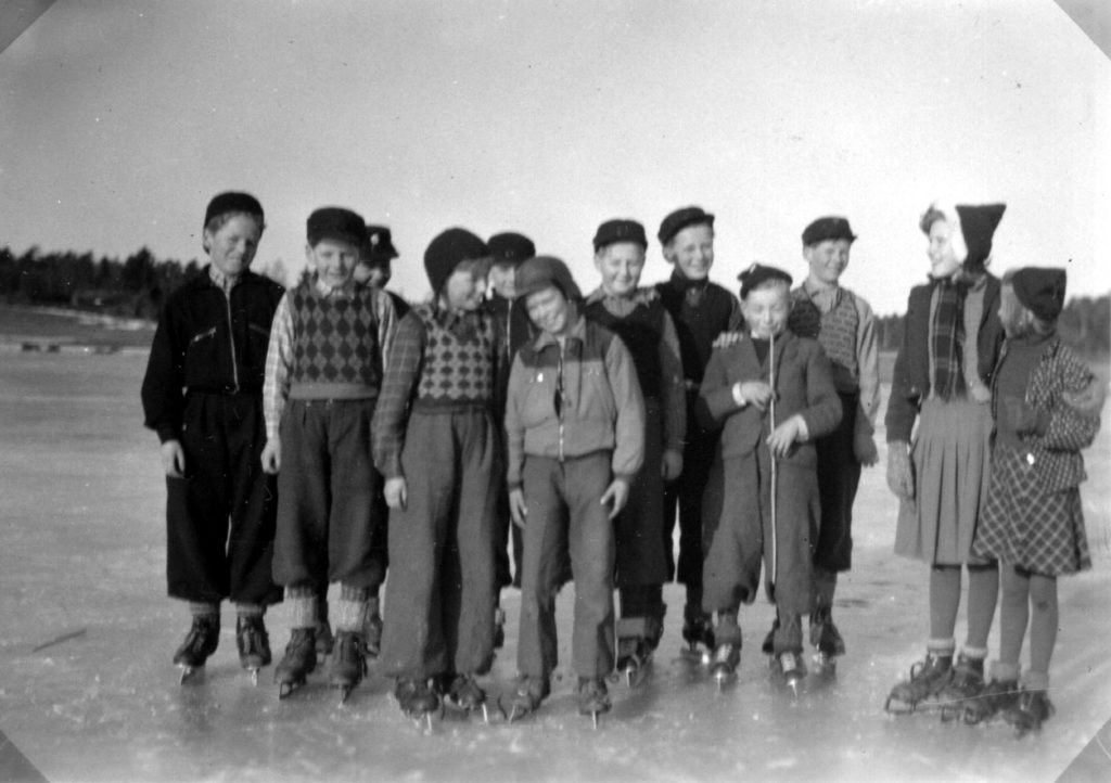 050. Skridskoåkning på Västersjön 1943. Ur familjen Börjemalms arkiv.
© familjen Börjemalm.