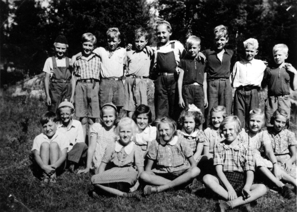 053. Skolbarn 1945. Ur familjen Börjemalms arkiv.
© familjen Börjemalm.