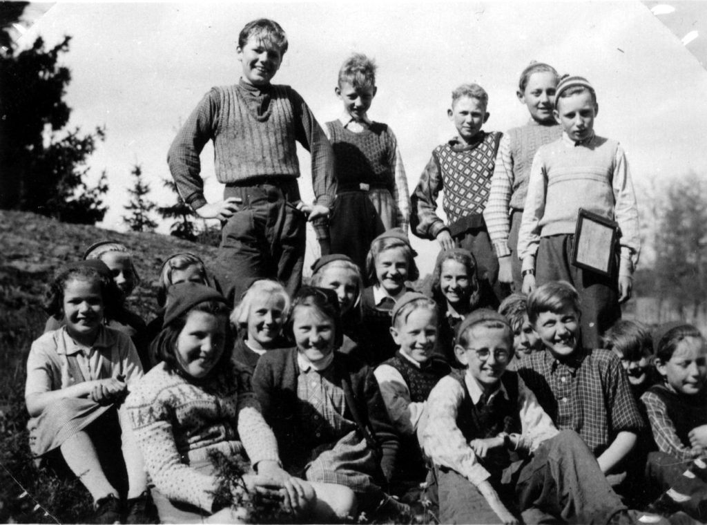 054. Skolbarn 1945. Ur familjen Börjemalms arkiv.
© familjen Börjemalm.