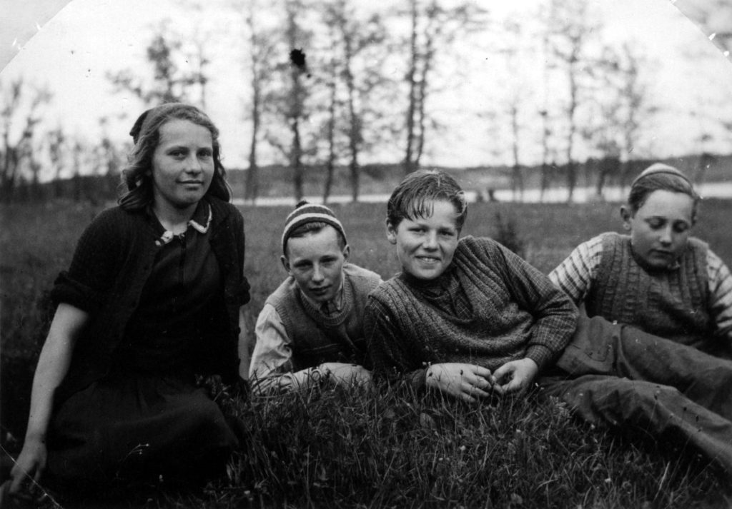 055. 6e Klass 1945. I Sandvik. Ur familjen Börjemalms arkiv.
© familjen Börjemalm.