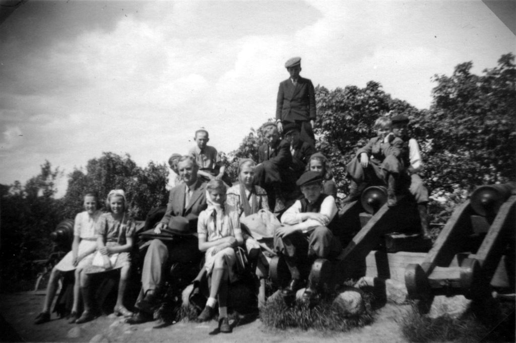 057. Skolresan 1945. Ur familjen Börjemalms arkiv.
© familjen Börjemalm.