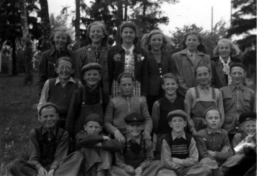 062. Skolbarn 1947, 3-6:e klass. Ur familjen Börjemalms arkiv.
© familjen Börjemalm.