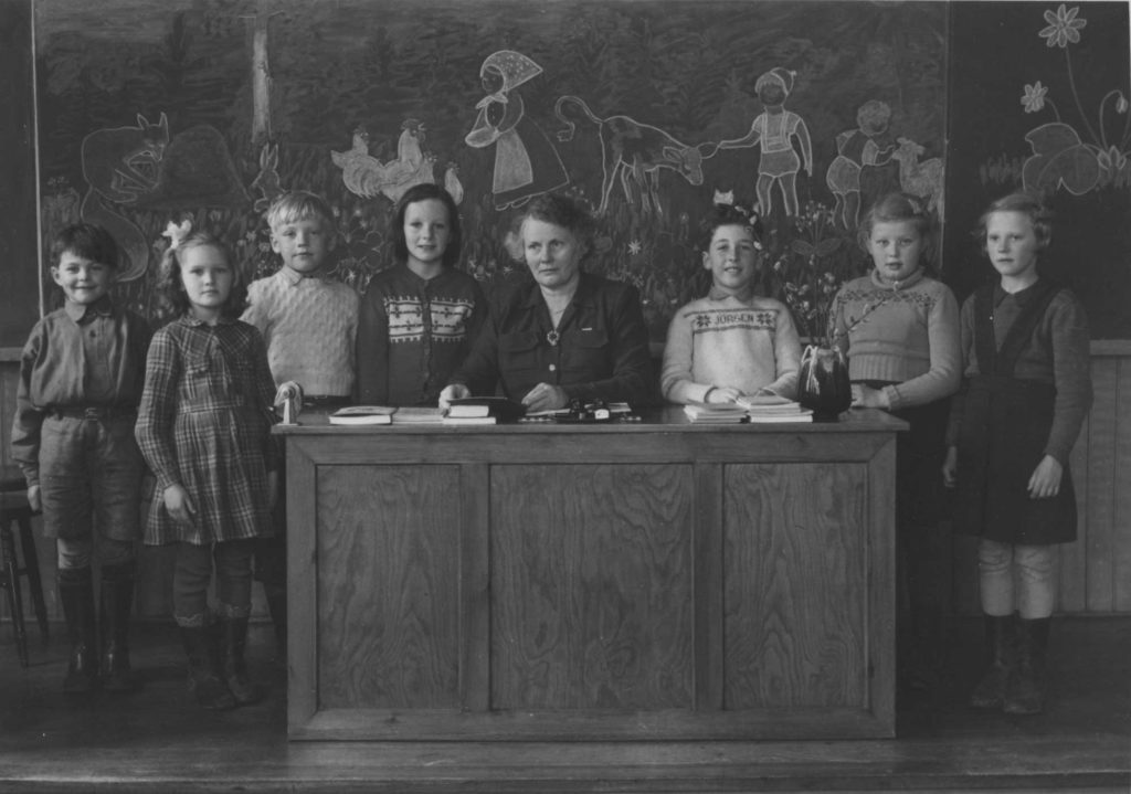 065. Klass 1-2 våren (sannolikt 6:e april) 1948. Ur familjen Börjemalms arkiv.
© familjen Börjemalm.