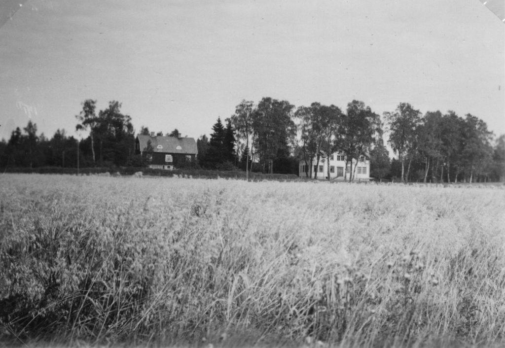 072. Skola och lärarbostad 1952. Ur familjen Börjemalms arkiv.
© familjen Börjemalm.