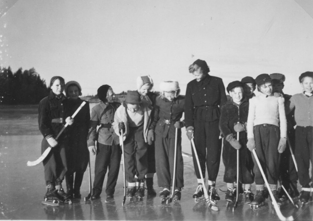 075. Skridskoåkning på Väddöviken 19 januari 1953. Ur familjen Börjemalms arkiv.
© familjen Börjemalm.