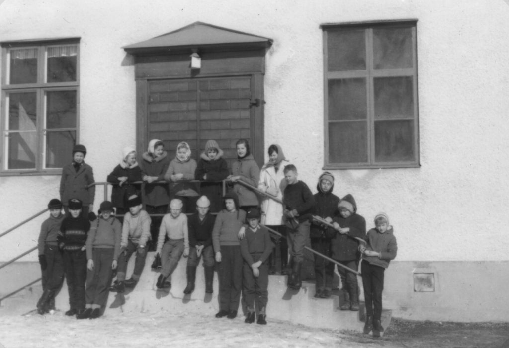 096. Skolbarn 1959-1960. (På trappan). Ur familjen Börjemalms arkiv.
© familjen Börjemalm.