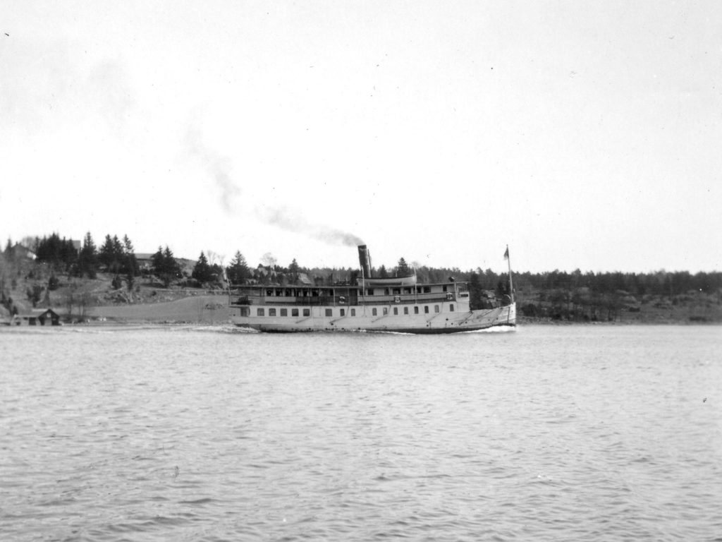 110. Ångbåt på Väddöviken. Sannolikt 1928.
Ur familjen Börjemalms arkiv.
© familjen Börjemalm.