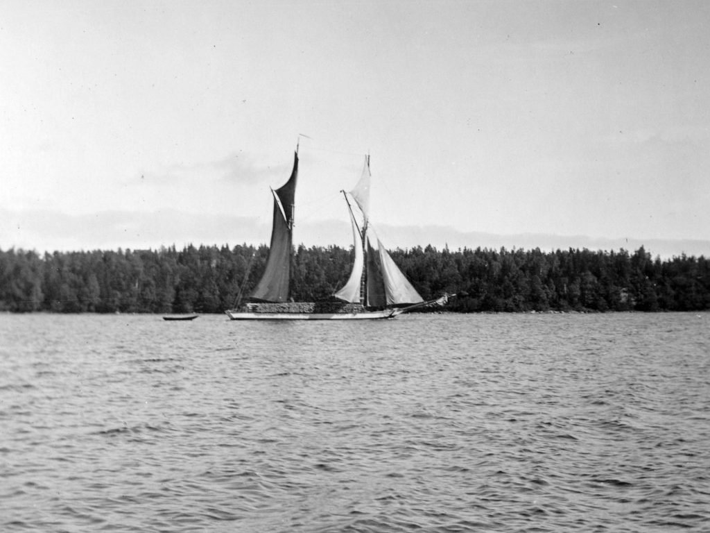 111. Skuta på Väddöviken.. Sannolikt 1928.
Ur familjen Börjemalms arkiv.
© familjen Börjemalm.