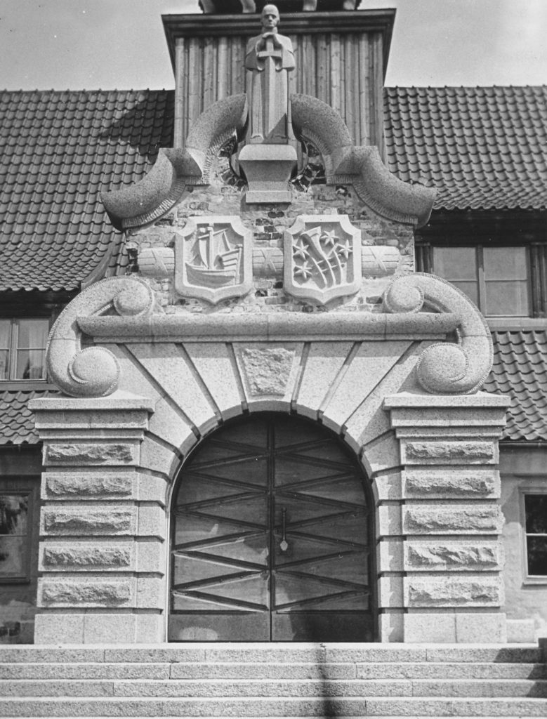 122. Tingshuset, detalj av porten. Ur familjen Börjemalms arkiv.
© familjen Börjemalm.