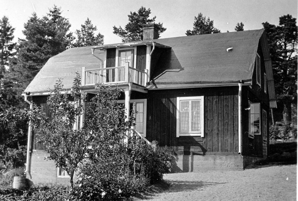 123. Smeden Lindgrens bostadshus i Markdal 1929 eller 1930. Ur familjen Börjemalms arkiv.
© familjen Börjemalm.