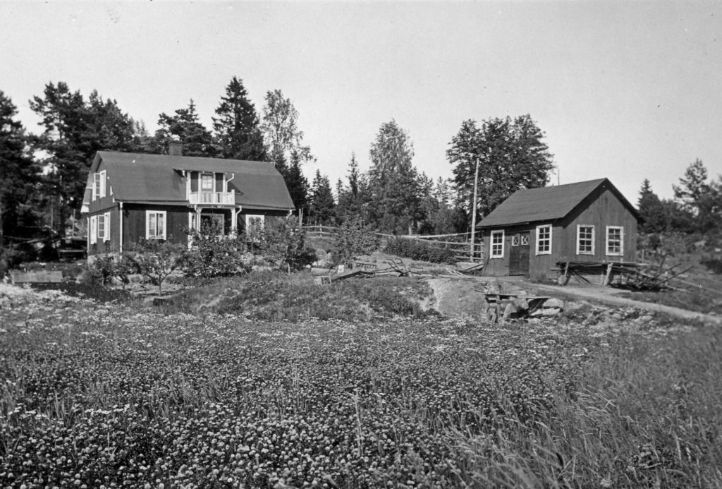 124. Smeden Lindgrens i Markdal. Bostadshus och Smedja. Ur familjen Börjemalms arkiv.
© familjen Börjemalm.