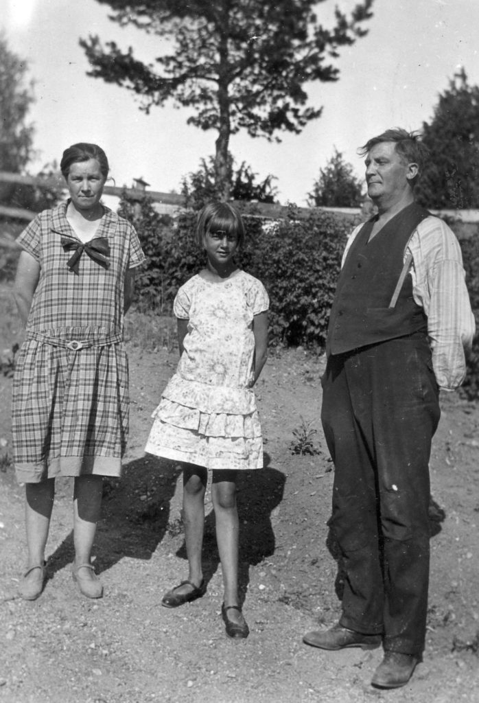 125. Smeden Lindgren, hustru Astrid och dotter Irene. Ur familjen Börjemalms arkiv.
© familjen Börjemalm.