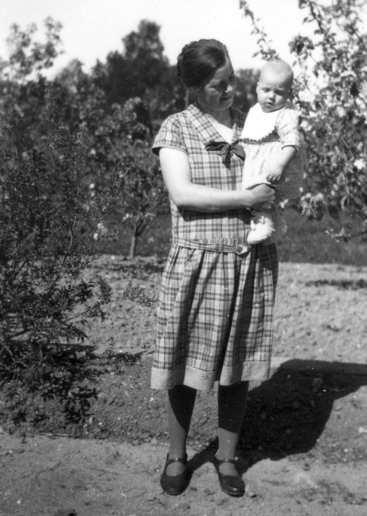 127. Smeden Lindgrens hustru Astrid med sonen Karl-Erik. Ur familjen Börjemalms arkiv.
© familjen Börjemalm.