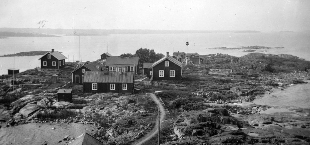131. Svartklubben 1931. Utsikt från fyren. Ur familjen Börjemalms arkiv.
© familjen Börjemalm.