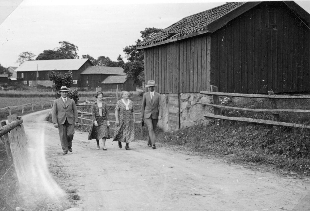 135. Ekonomibyggnader Västerkulla 1932. (Personerna är inte ortsbor.) Ur familjen Börjemalms arkiv.
© familjen Börjemalm.
