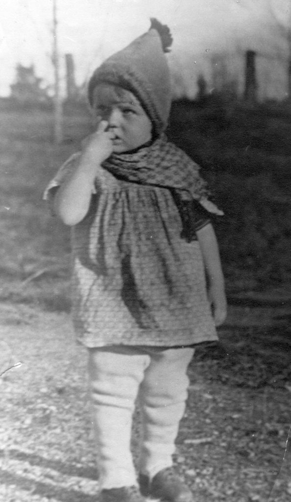 152. Märta Jansson/Söderström 2 år, hösten 1932.
Ur familjen Börjemalms arkiv.
© familjen Börjemalm.