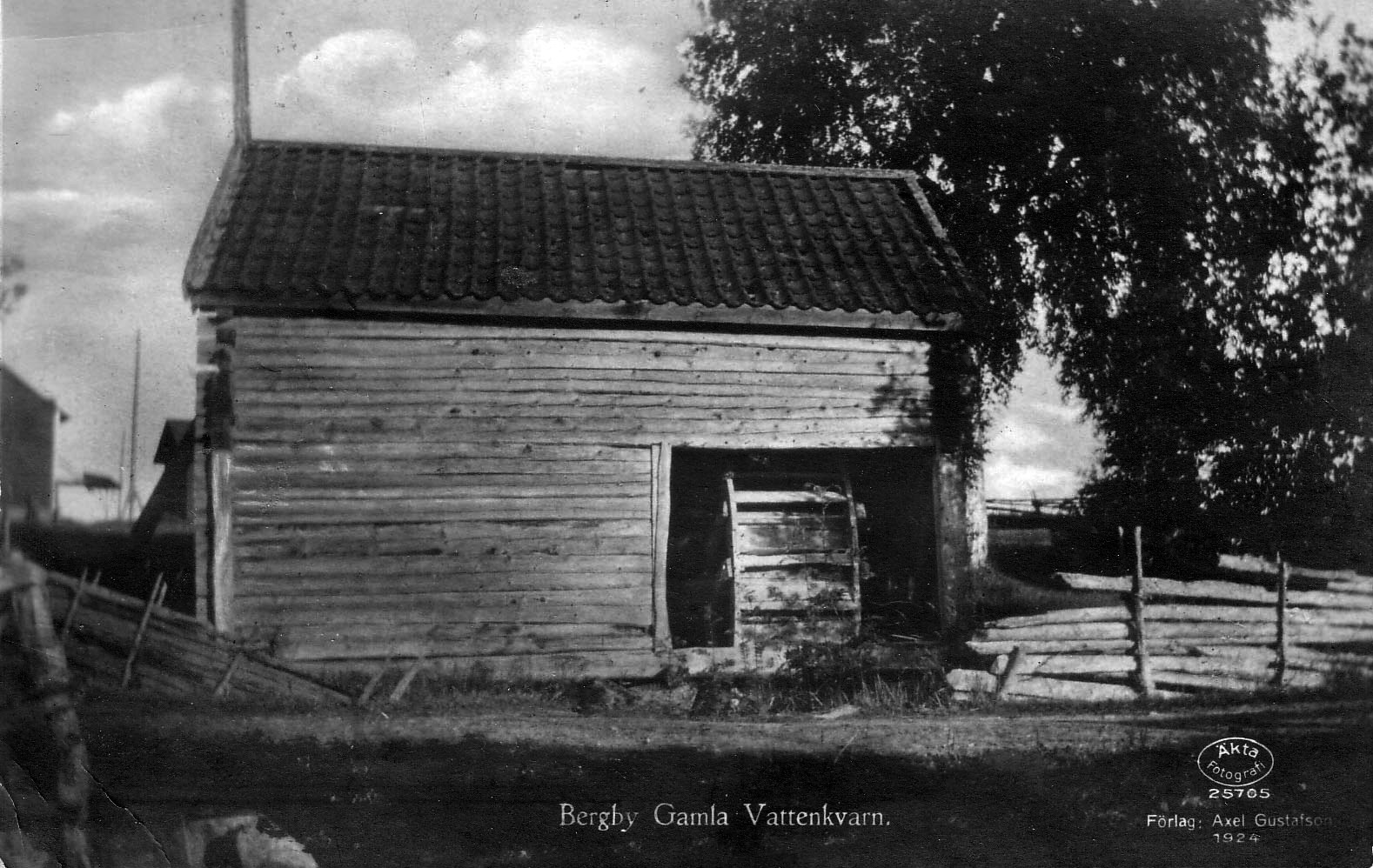 Vykort av Axel Gustafson 1924, föreställande Bergby Gamla Vattenkvarn.