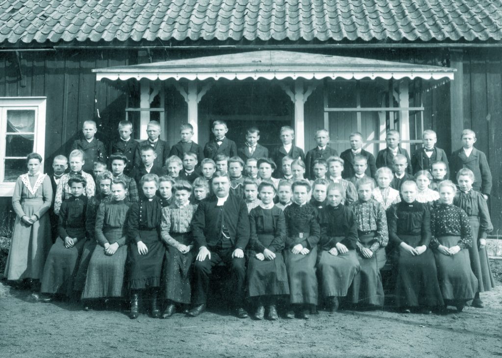 Konfirmander framför "Norrby prästgård", tidigt 1900-tal