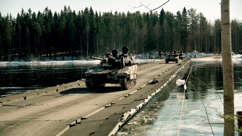 Däcksbro 200. Öppet vatten utgör ett formidabelt naturhinder för framryckande trupp, ett hinder som måste överbryggas. Vid avstånd under 200 meter heter lösningen däcksbro 200. 
Försvarsmakten.