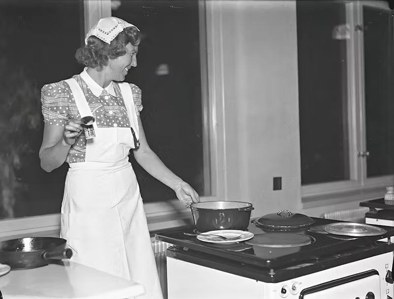 Kvinna som lagar mat. 
© Sandberg, Paul/Upplandsmuseet